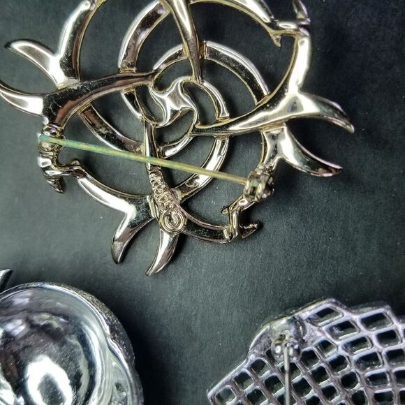 Set of 5 Vintage Signed Sarah Coventry Silver and Gold Tone Brooches 60's-80's - Picture 11 of 13